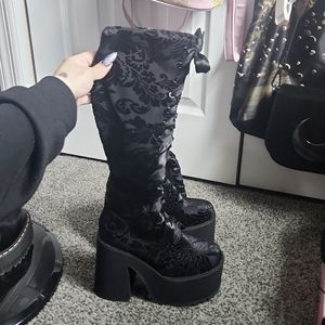 WIDOW BOOTS